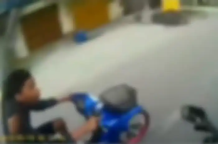 Polisi mengejar pemotor Honda Supra 