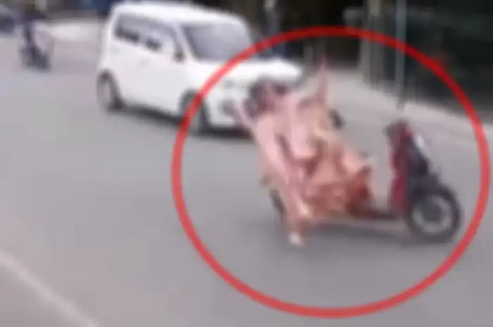 Emak-emak pengendara Honda Scoopy terjatuh akibat kena senggol