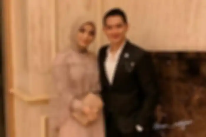 Citra Kirana tampak berfoto mesra dengan Rezky Aditya