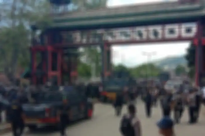 Sejumlah personel polisi berjaga di sebuah universitas di Jayapura, Papua, menyusul kerusuhan yang terjadi, Senin (23/9/2019) siang. Gubernur Papua Lukas Enembe menyebut terdapat korban jiwa dan luka-luka dari kerusuhan yang masih ditelusuri penyebabnya tersebut.