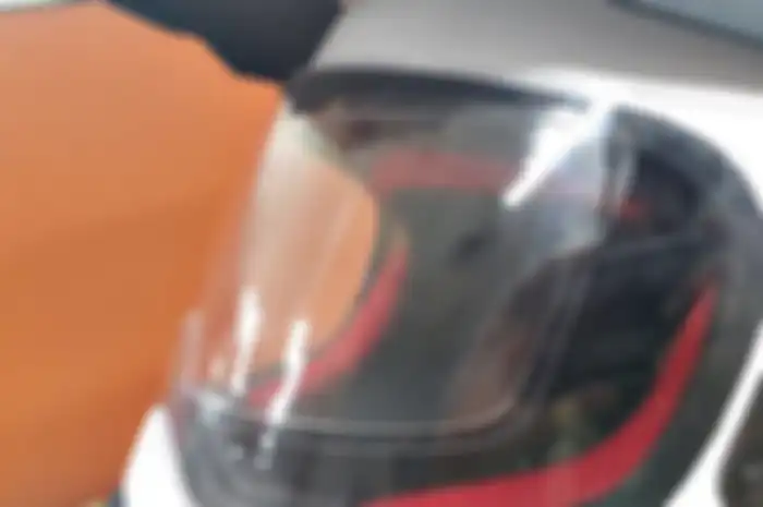 Wealthy siapkan antifog buat kaca helm yang dipasang di dalam visor