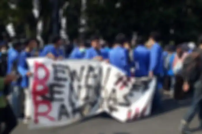 Peserta aksi Gejayan Memanggil membawa spanduk berisi kritikan terhadap DPR.