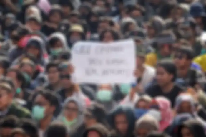 Ribuan mahasiswa mengikuti aksi #GejayanMemanggil di Simpang Tiga Colombo, Gejayan, Sleman, DI Yogyakarta, Senin (23/9/2019). Dalam aksi demonstrasi yang diikuti oleh ribuan mahasiswa dari berbagai universitas di Yogyakarta itu, mereka menolak segala bentuk pelemahan terhadap upaya pemberantasan kor