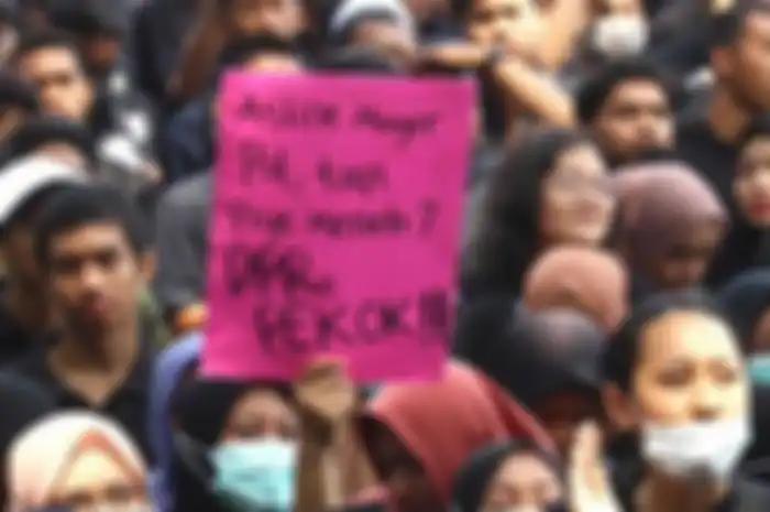 Ribuan mahasiswa dari berbagai kampus di Malang mengelar aksi demontrasi di depan Gedung DPRD Kota Malang, Senin (23/9/2019). Massa aksi menuntut DPR RI mencabut Draf RUU KHUP, RUU Ketenagakerjaan, RUU Pertanahan, RUU Pemasyarakatan dan menuntut presiden mengeluarkan perppu pencabutan UU KPK dan Sum