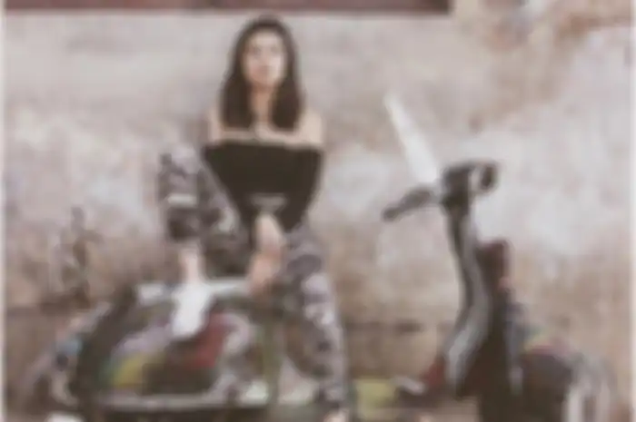 Begini gaya Awkarin di atas Vespa tua