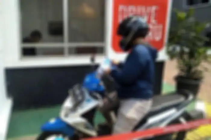 Dengan Loket Tilang Drive Thru, bayar tilang bisa cepat enggak perlu antri, bahkan tanpa turun dari motor.