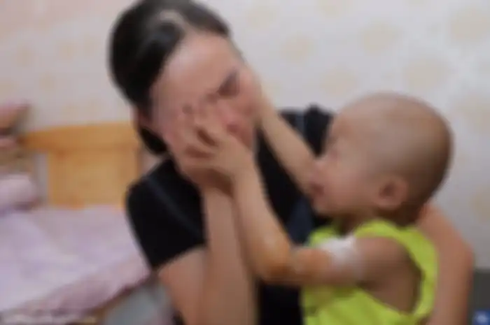 Ini adalah momen yang memilukan dari seorang anak laki-laki yang sangat kritis, mencoba menghibur ibunya yang putus asa.
