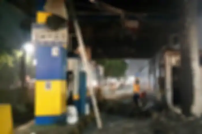 Kondisi tol Pejompongan yang terbakar akibat kerusuhan di depan kompleks Parlemen, Senayan, Jakarta Pusat, pada Rabu pagi (25/9/2019).