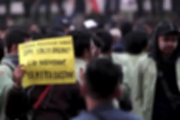Mahasiswa membawa poster saat mengikuti aksi unjuk rasa di sekitar Gedung DPR RI, Senayan, Jakarta, Selasa (24/9/2019). Aksi unjuk rasa menolak pengesahan RUU KUHP dan pencabutan UU KPK itu berakhir ricuh setelah polisi memuikul mundur peserta aksi dan membubarkannya. Kompas/Wisnu Widiantoro (NUT)