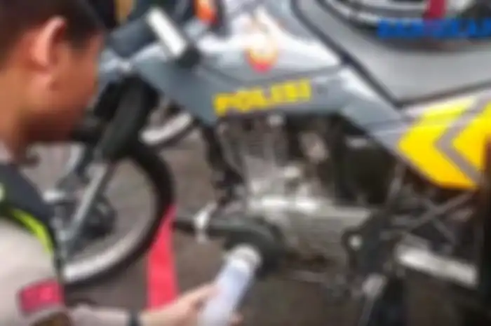 Motor trail Suzuki DR200 dimodifikasi untuk memburu api menggunakan turbin mini di bagian bak magnet.