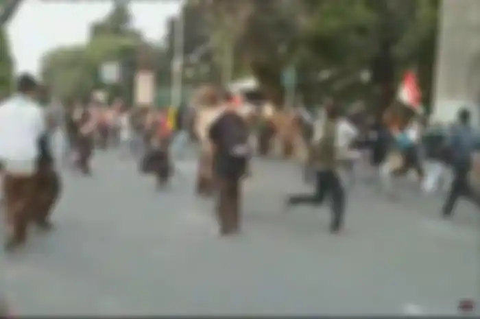 Ratusan pelajar bentrok dengan petugas kepolisian hingga bakar motor