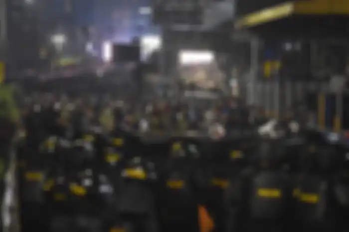 Mahasiswa dari berbagai elemen melakukan unjuk rasa di depan Gedung Parlemen, Senayan, Jakarta, Selasa (24/9/2019). Demo mahasiswa yang berlangsung di depan Gedung DPR sejak tadi pagi berakhir ricuh, suasana tidak kondusif terjadi sejak sore hingga malam hari.