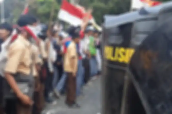 Ratusan pelajar dengan seragam pramuka, SMK, dan STM menyerang aparat kepolisian dari brimob yang sedang bertugas menjaga pintu belakang Gedung DPR/MPR RI, Jakarta Pusat.