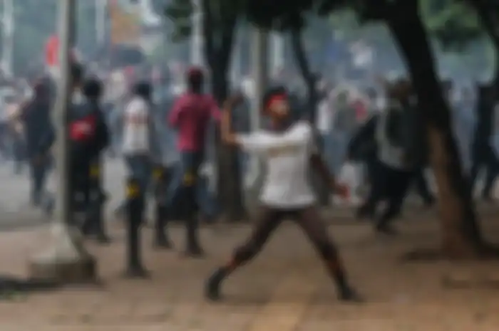 Sejumlah pelajar terlibat kerusuhan di kawasan Palmerah, Jakarta, Rabu (25/9/2019). Mereka membakar sejumlah sepeda motor di depan pos polisi Palmerah.