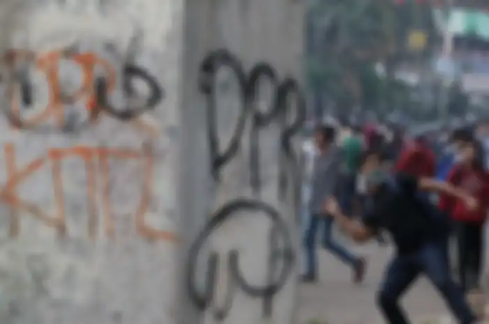 Sejumlah pelajar terlibat kerusuhan di kawasan Palmerah, Jakarta, Rabu (25/9/2019). Mereka membakar sejumlah sepeda motor di depan pos polisi Palmerah.