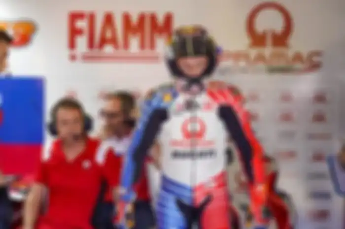 Marco Frigerio (berbaju merah) insinyur elektroni Ducati pabrikan yang membantu Jack Miller di tim Pramac Racing