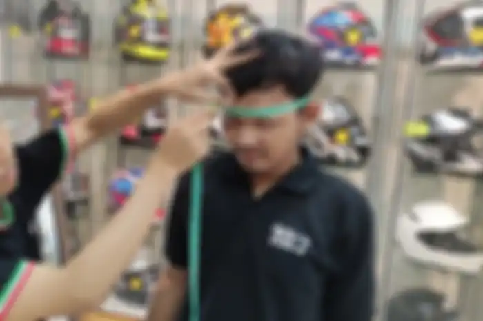 Jika ukuran helm terlalu kecil ataupun besar, maka riding pun menjadi tidak nyaman dan berpotensi kecelakaan lantaran menghilangkan fokus pengendara itu sendiri.