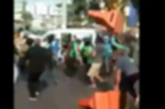 Petugas Dishub dikeroyok driver ojol dan warga ditimpa pembatas jalan