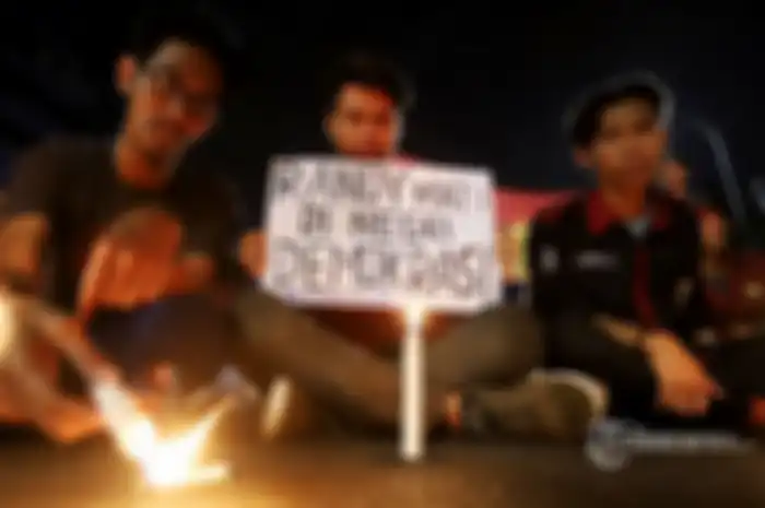 Mahasiswa yang tergabung dalam Ikatan Mahasiswa Muhammadiyah (IMM) berkumpul di Menteng, Jakarta Pusat pada Kamis (26/6/2019) malam untuk menyampaikan rasa duka akan Randy, mahasiwa yang tewas ditembak di Kendari. 