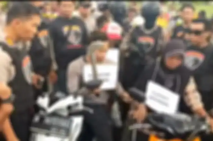 Kapolres Lumajang AKBP DR Muhammad Arsal Sahban SH SIK MM MH, menyaksikan reka ulang pembegalan berujung pembunuhan.