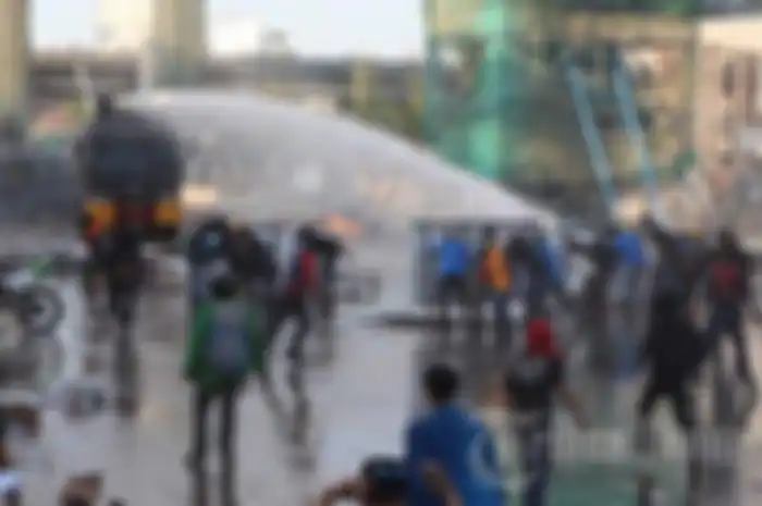 Demo mahasiswa di Makassar yang berujung bentrok dan terlindasnya mahasiswa serta driver ojek online oleh kendaraan taktis polisi