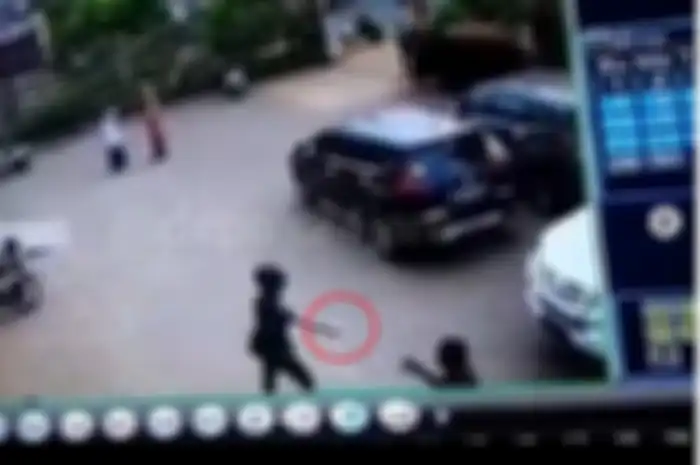 Maling motor yang ketahuan saat beraksi menodongkan pistol ke korban