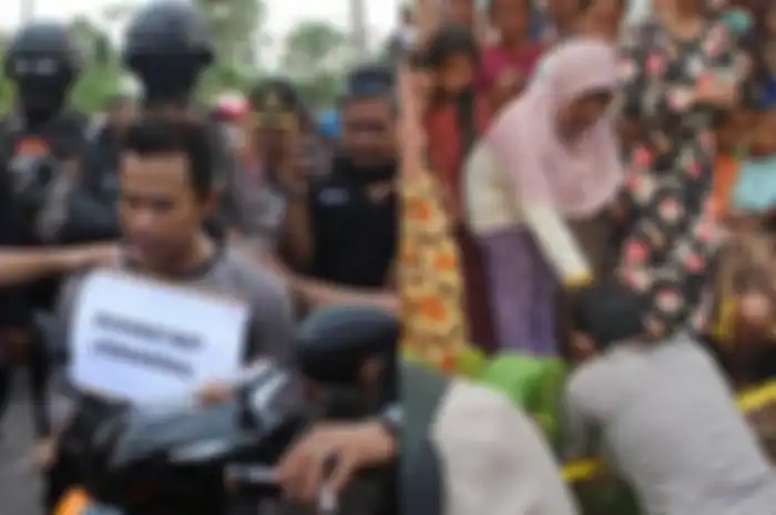 Polisi melakukan rekonstruksi kejadian pembegalan yang dilakukan tersangka Mat Knik di Lumajang. 