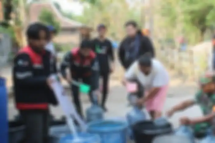 Komunitas motor Solo Suzuki Satria Club memberikan bantuan air bersih kepada warga yang mengalami kekeringan di wilayah Sragen, Jawa Tengah.
