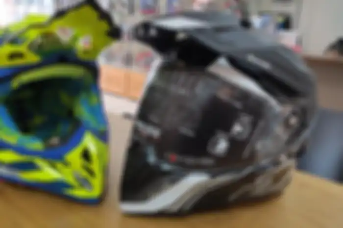 Perbedaan bentuk helm trail dan supermoto terletak pada goggle dan visor. Ternyata Ini Dia Alasan Helm Motocross dan Supermoto Dibuat Monyong