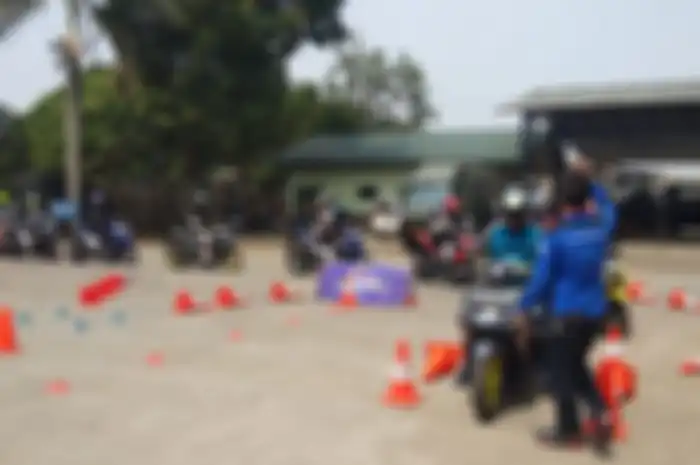 Puluhan pemilik Yamaha Aerox 155 yang tergabung dalam Aerox 155 Riders Club Indonesia (ARCI) Jakarta Chapter ikut dalam pelatihan safety riding bersama Team Yamaha Riding Academy (YRA).