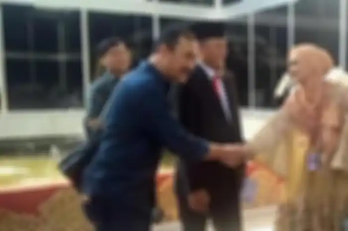 Mulan Jameela saat menghadiri pelantikan DPR