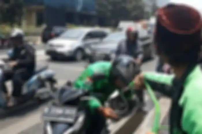 Sisa gas air mata masih dirasakan para pemotor, warga bersama beberapa driver ojol berikan air kepada pemotor.