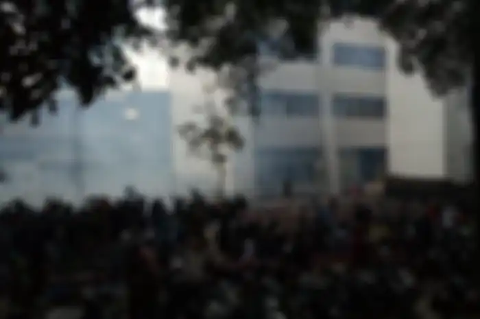 Demo rusuh di depan gedung BPK, motor diinjak-injak massa