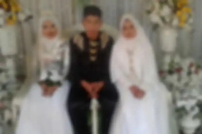 Salah satu wanita tampak tak bahagia