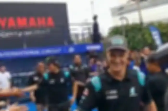 Serunya sambutan fans kepada pembalap Yamaha Petronas.