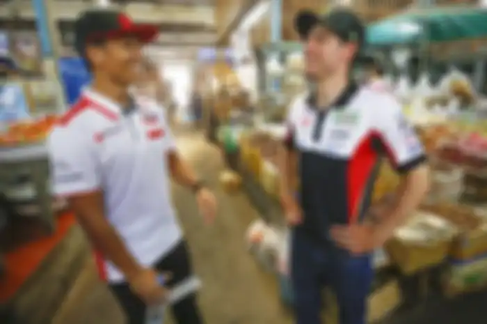 Cal Crutchlow bercanda dengan Somkiat Chantra di MotoGP Thailand