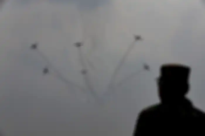 Atraksi pesawat memeriahkan gladi bersih HUT ke-74 TNI di Lanud Halim Perdanakusuma, Jakarta, Kamis (3/10/2019). 