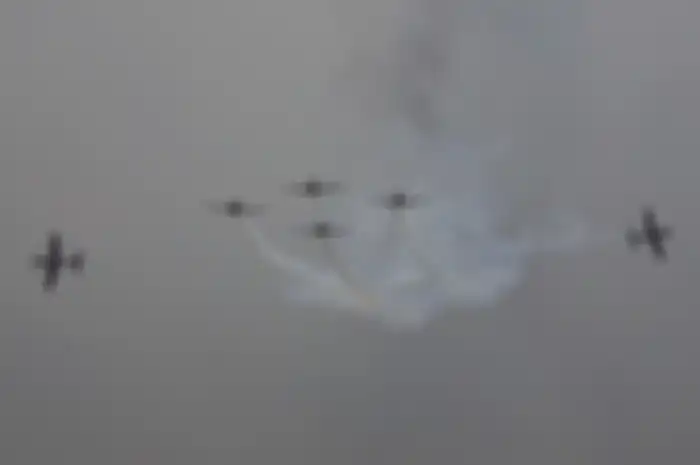 Atraksi pesawat memeriahkan gladi bersih HUT ke-74 TNI di Lanud Halim Perdanakusuma, Jakarta, Kamis (3/10/2019). 