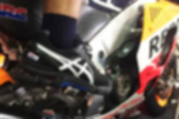 Sepatu ASICS dipakai kru tim Repsol Honda di MotoGP