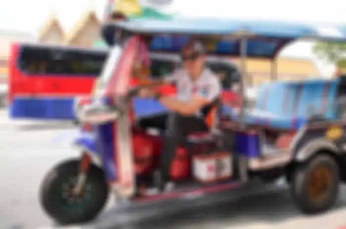 Jelang MotoGP Thailand 2019, Jorge Lorenzo pose di atas Tuk-tuk (bajaj asal Thailand).