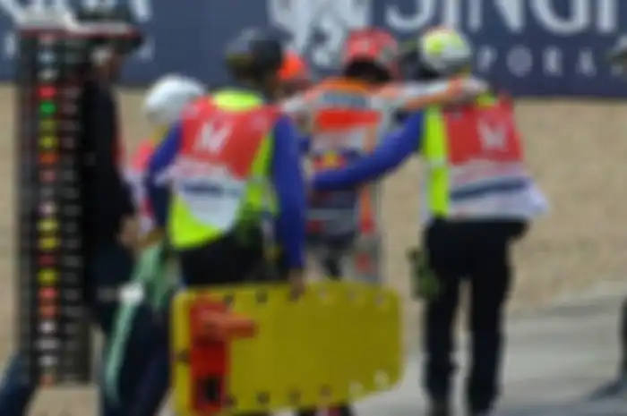Marc Marquez dibopong dua orang tim medis setelah insiden crash di tikungan 7 saat FP1 MotoGP Thailand 2019