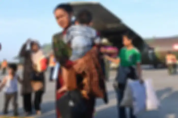 Pengungsi korban konflik di Wamena turun dari pesawat setibanya di Lanud Halim Perdanakusuma, Jakarta, Kamis (3/10/2019). Sebanyak 51 korban konflik di Wamena tersebut dievakuasi dengan menggunakan pesawat hercules C130 milik TNI Angkatan Udara.