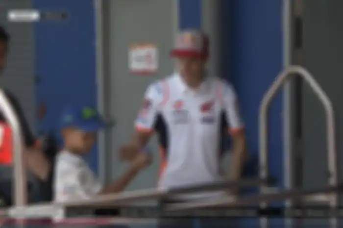 Marc Marquez sudah kembali beraktivitas di paddock tim Repsol Honda dipastikan kondisinya fit untuk ikut latihan resmi (FP2) MotoGP Thailand