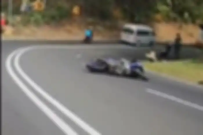 Lowside yang dilakukan pemotor Yamaha MX King 150 mengenai pesepeda.