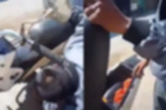 Seorang biker kebingungan cari tangki bensin di motornya