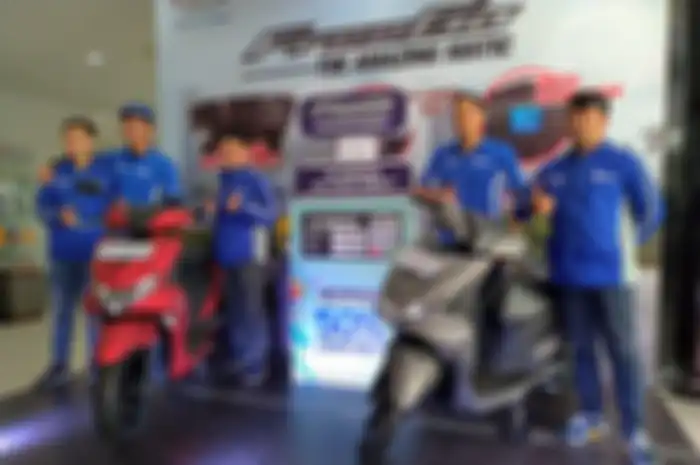 Para bikers dari Vietnam itu berpose di depan Yamaha FreeGo, salah satu motor yang mereka pakai untuk touring.