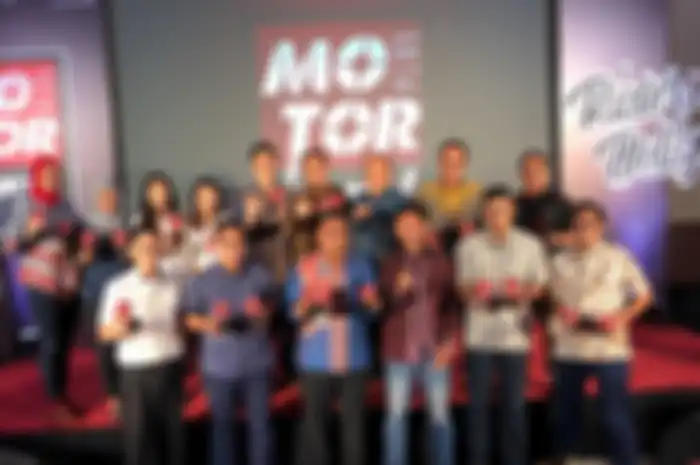 Para pemenang MOTOR Plus Award 2019 berpose di depan panggung