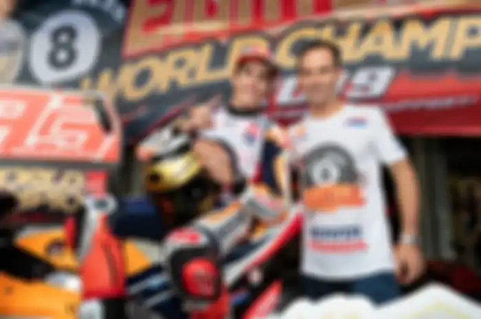 Marc Marquez dan Alberto Puig (manajer tim Repsol Honda) tegas-tegas gak bakalan melepaskan Marc Marquez lepas dari Honda