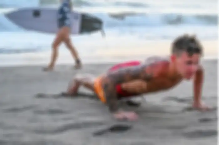 Fabio Quartaro saat berlatih di pantai yang berada di Bali