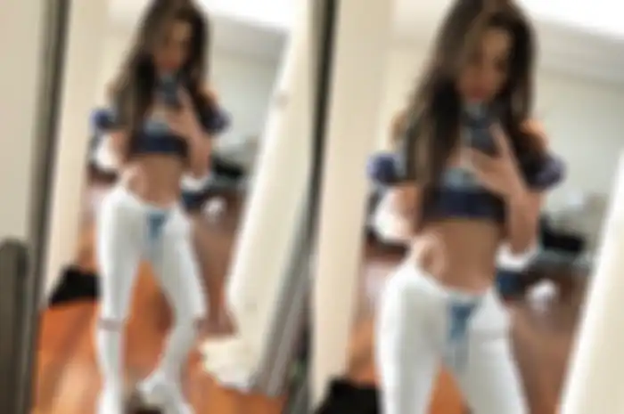 Sering Selfie Seksi Depan Cermin, Lihat Cantiknya Adinda Bakrie Keponakan Aburizal Bakrie - cantik dengan busana simpel dan sneakers